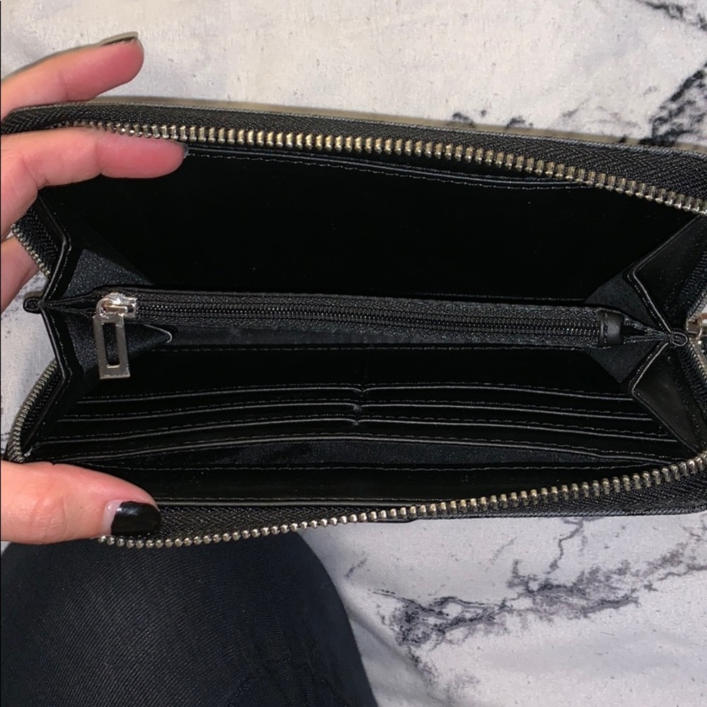 Guess Wallet - Picture 2 of 2